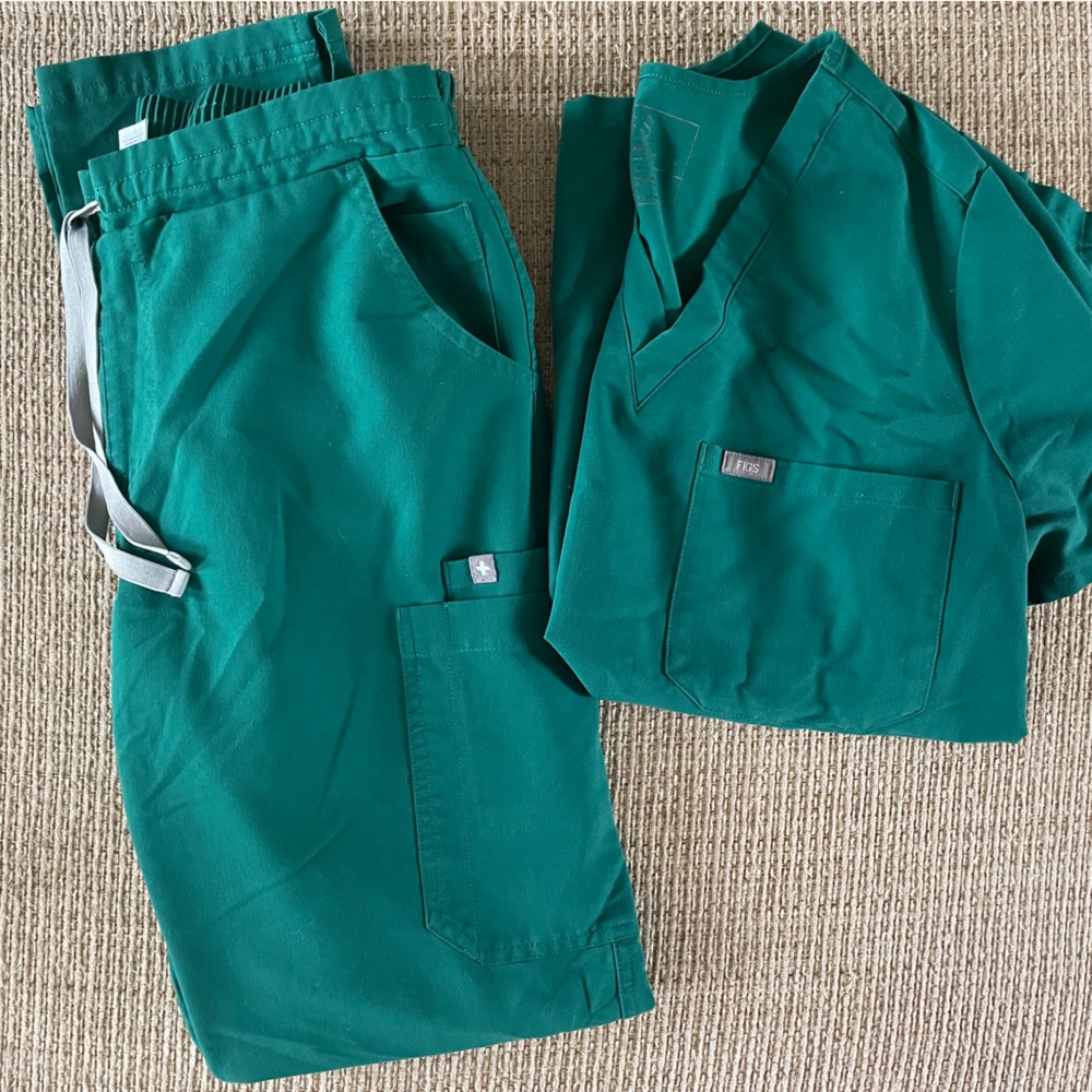 Women’s FIGS Catarina small top, Yola skinny small tall bottoms in hunter green